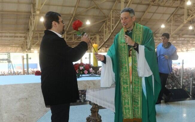 Marcelo Camargo recebe rosa do padre Marcelo Rossi