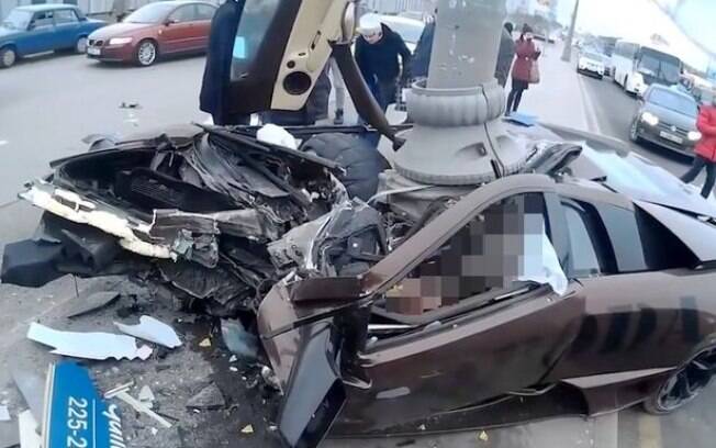 Lamborghini de Adam Yandiev, lutador russo de MMA, que ficou destruída após acidente Lamborghini de Adam Yandiev, lutador russo de MMA, que ficou destruída após acidente