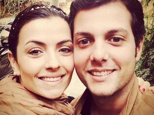 Elisa e Rodolfo se conheceram na yoga e seguem na modalidade. E para eles, até a prática individual melhora a vida a dois