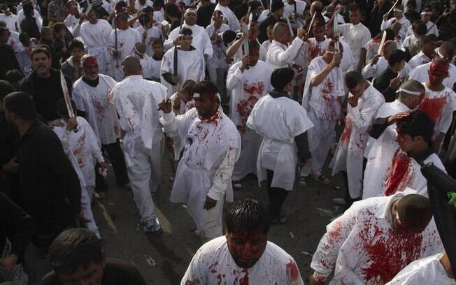 Automutilação: xiitas iraquianos de todas as idades ficam cobertos de sangue enquanto participam da Ashura. Foto: Reuters
