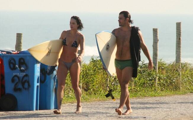 Juliano Cazarré e a mulher também surfam juntos