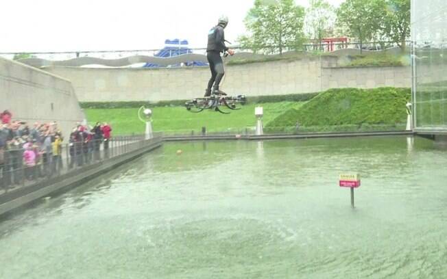 Demonstração do skate voador foi realizada em Paris, na França