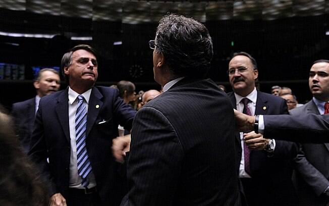 Bolsonaro e Zaratini trocam empurrões e batem boca no plenário da Câmara