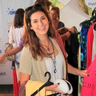 Fernanda Paes Leme faz compras em bazar de Giovanna Antonelli