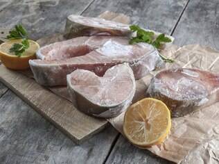 Peixes e carnes cruas devem ser congelados sem temperos. Nem sal e pimenta