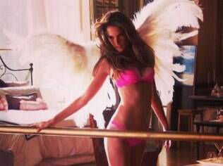 Alessandra Ambrósio é angel da Victoria's Secret