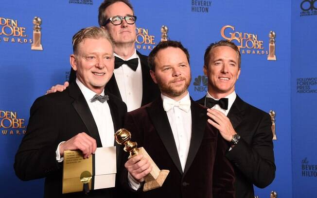 Warren Littlefield, John Cameron, Noah Hawley e Geyer Kosinski comemoram a vitória de 'Fargo' como melhor minissérie ou filme para a TV. Foto: AP