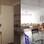 Vista da sala, agora sem a parede e a porta que a separavam da cozinha. Com a abertura, a mesa de jantar ficou mais próxima do fogão, sem pesar no visual. Foto: Juliana Bianchi