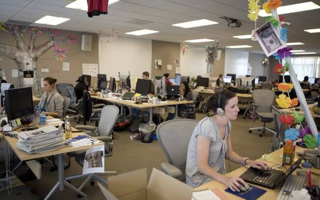 No Facebook o ambiente de trabalho é informal e os funcionários costumam decorar mesas e monitores