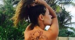 Atriz exibe tatuagem e desperta curiosidade de fãs