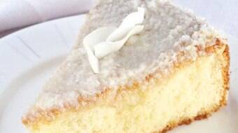 Bolo gelado com calda de coco