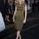 A atriz Michelle Pfeiffer escolheu vestido metalizado discreto, na altura do joelho, e sandálias pretas. O look é perfeito para uma festa menos formal ou para um coquetel. Foto: Getty Images