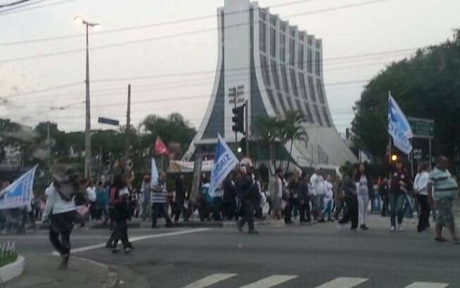 Grupo de servidores públicos realizam passeata no centro de SBC (22/05)