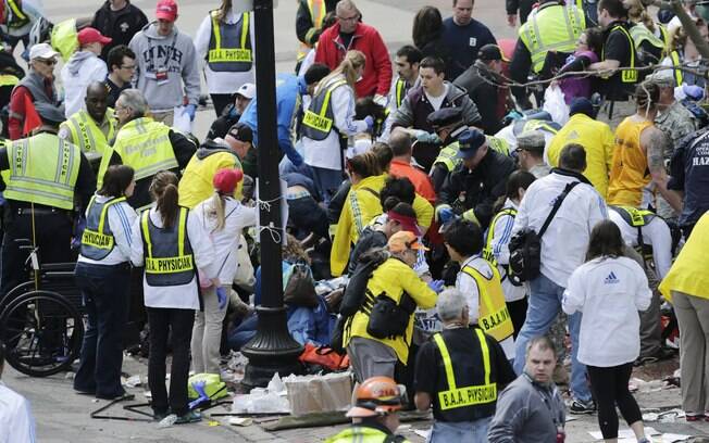 Médicos auxiliam feridos após explosões atingirem maratona de Boston, nos EUA (15/04)