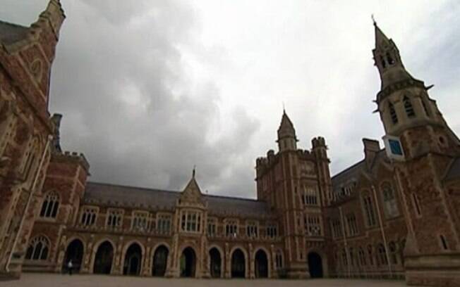 O Clifton College, fundado em 1862, afirmou que vai rever suas medidas de segurança e revistar os prédios para checar se sobraram câmeras