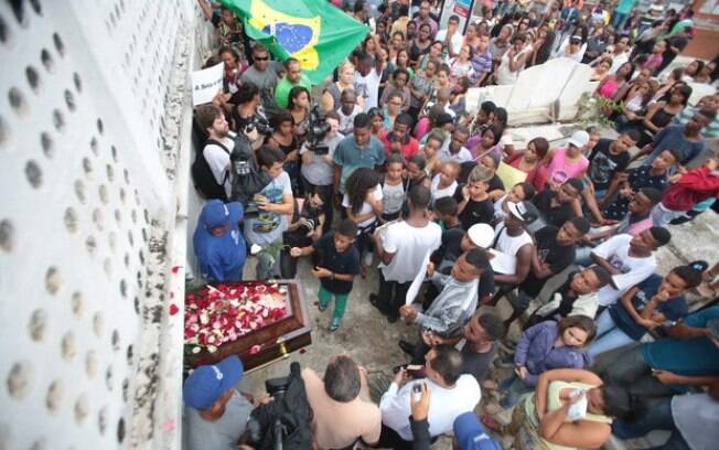 Em enterro, ONG levou bandeira com 50 furos, representando o número de disparos