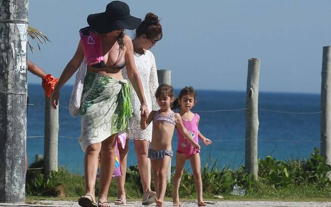 Giovanna Antonelli deixa a praia com as filhas
