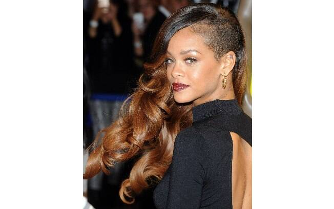 Em 2013, Rihanna aderiu ao sidecut. Medeixas longas e iluminadas balanceavam o corte radical