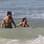 Daniele Suzuki curte dia de praia com o marido e o filho, Kauai. Foto: AgNews