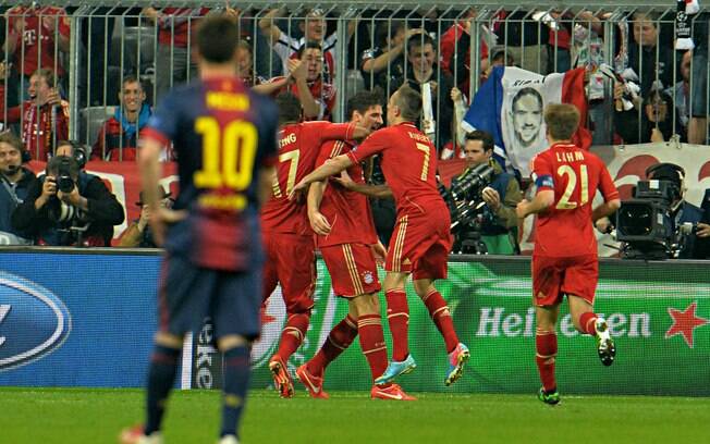 Lionel Messi observa comemoração dos atletas do Bayern de Munique após o gole de Mario Gomez, o segundo em cima do Barcelona