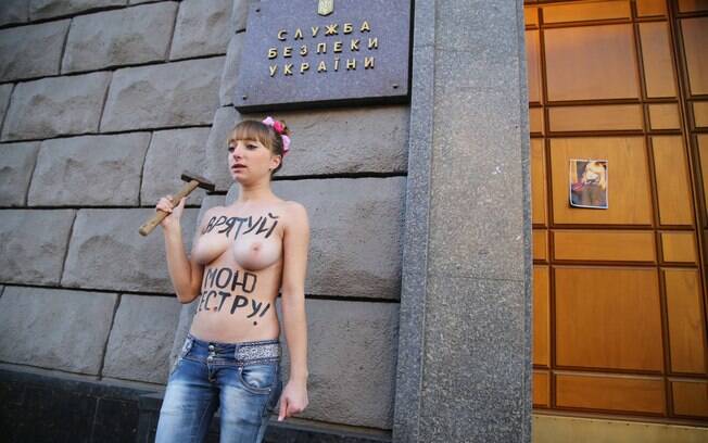 01 de dezembro: Ativista faz ato em frente ao escritório central do Serviço de Segurança da Ucrânia, em Kiev, para protestar contra o desaparecimento de sua irmã . Foto: Femen/Divulgação