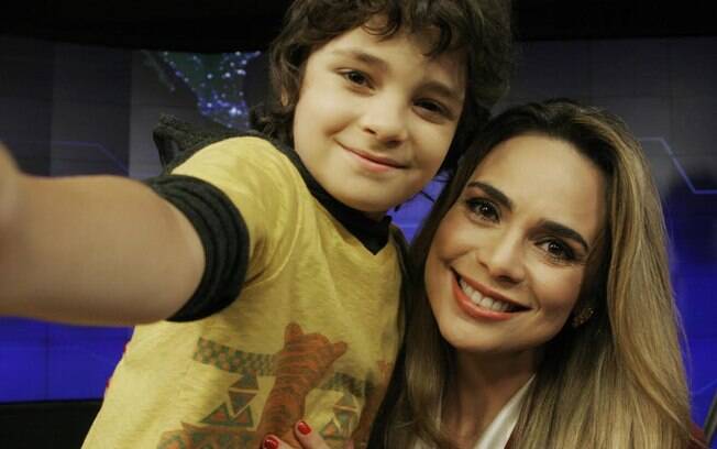 Rachel Sheherazade participa da novela do SBT ao lado do ator mirim Kevin Vechiatto