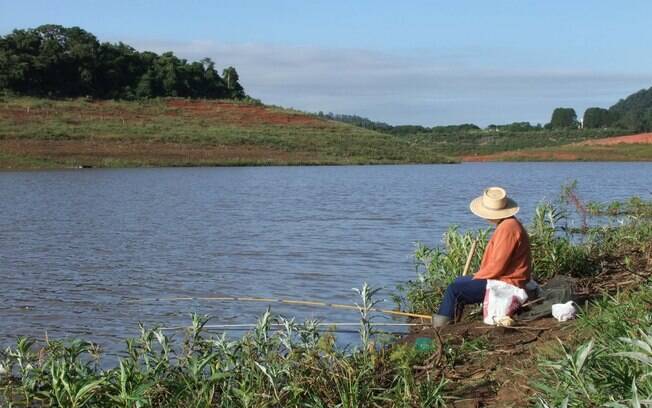Pescador no Rio Jaguari, que faz parte do Sistema Cantareira, em Vargem, interior de SP (3/02)
