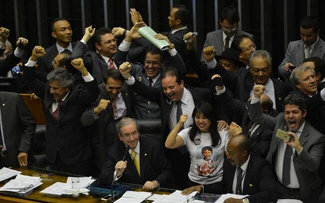 Eduardo Cunha e deputados comemoram aprovação da proposta que reduz a maioridade penal para crimes hediondos (2/07)