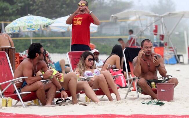 Babi Rossi curte praia com os amigos e chama a atenção de grupo de rapazes na areia