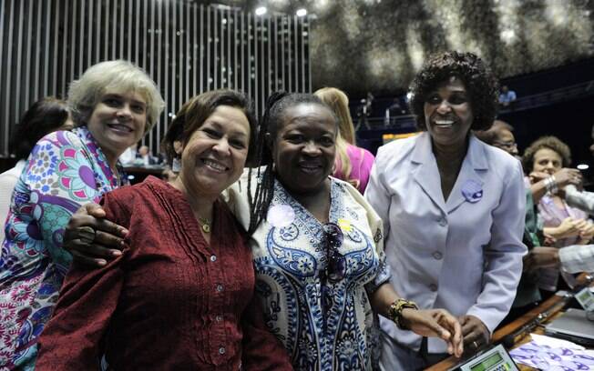 A senadora Lídice da Mata, relatora da proposta, com Creuza Maria Oliveira, presidente da Federação Nacional dos Trabalhadores Domésticos, e a deputada Benedita da Silva