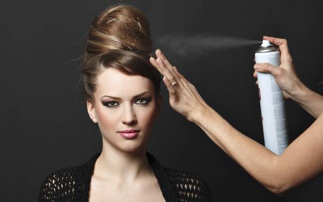 O spray de fixação é básico, e ajuda a fazer qualquer penteado durar mais