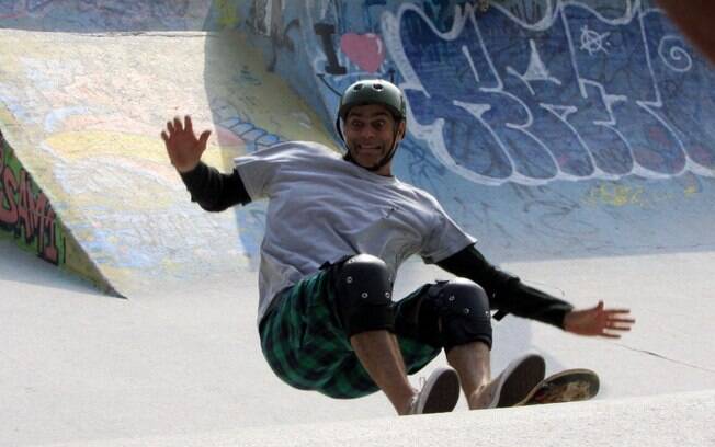 Eduardo Moscovis, o intérprete de Léo, cai de skate e é socorrido pela ex, Giovana, personagem de Débora Secco