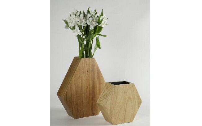 Vasos de flores de madeira da Barral & Lamounier têm formato de hexágono (Parelela Gift)