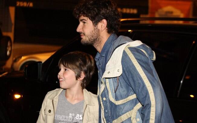 Alexandre Pato atende seus fãs ao deixar restaurante no Rio