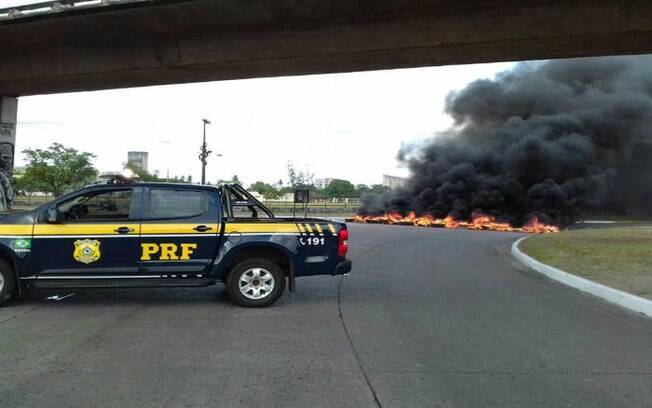 Com pneus queimados, a BR-101 teve o tráfego fechado na altura do quilômetro 68, em frente à reitoria da UFPE