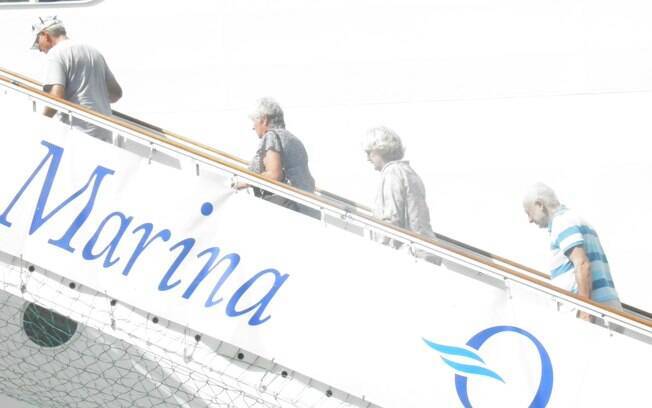 Passageiros subindo a bordo do Marina no Pier Mauá, no Rio