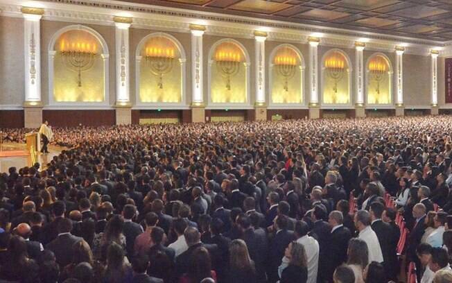 Imagem de uma das reuniões realizadas no Templo de Salomão: 400 mil pessoas por mês