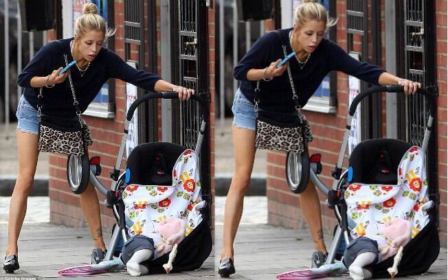 Peaches Geldof, de 23 anos, deixou o filho Astala, de quatro meses, cair do carrinho durante um passeio por Londres enquanto falava ao celular
