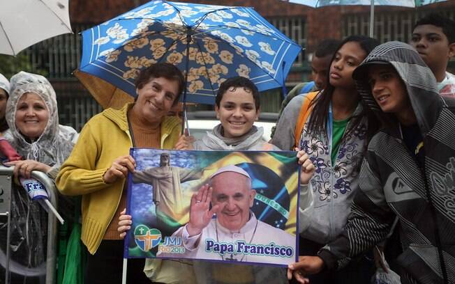Fiéis aguardam a chegada do papa no Hospital São Francisco de Assis, nesta quarta-feira (24)