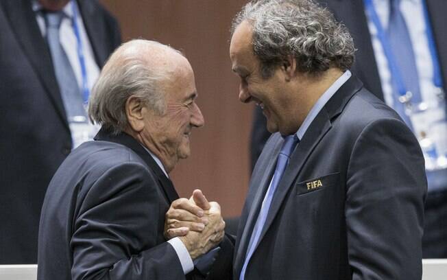 Michel Platini (à esquerda) ao lado de Joseph Blatter