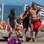 Claudia Abreu se divertiu com a familia nas areias da praia do Leblon, no Rio de Janeiro. Foto: AgNews