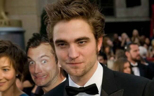Jude Law engraçadinho na foto de Robert Pattinson