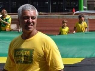 Autor do pedido, Major Olimpio faz protesto pelo impeachment de Dilma, em 12 de abril