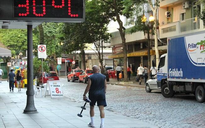 Termômetro marca 30ºC no centro de Porto Alegre, na manhã desta quinta-feira (6/02)