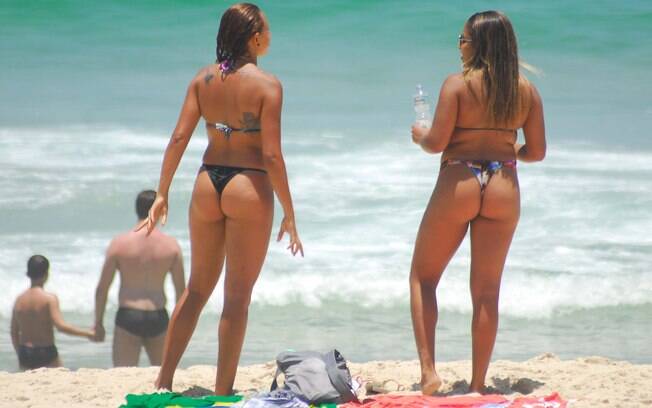 Banhistas aproveitam calor na praia de Ipanema no Rio de Janeiro na manhã desta quinta-feira (05/12/2013)