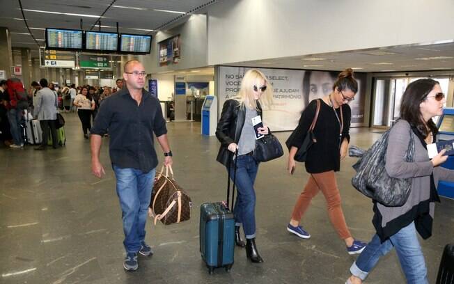 Dakota Fanning chega ao aeroporto para deixar o Brasil