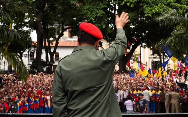 Em julho de 2011, Chávez cumprimenta partidários em cerimônia em Caracas