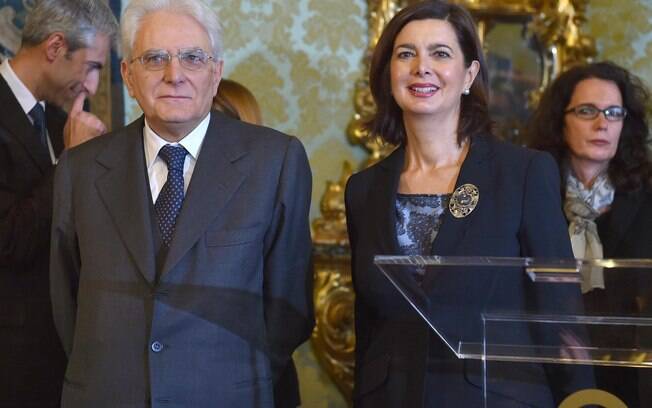 Novo presidente italiano Sergio Mattarella posa com a presidente da Câmara Baixa Laura Boldrini no edifício do tribunal Constitucional perto do Palácio Quirinal, em Roma