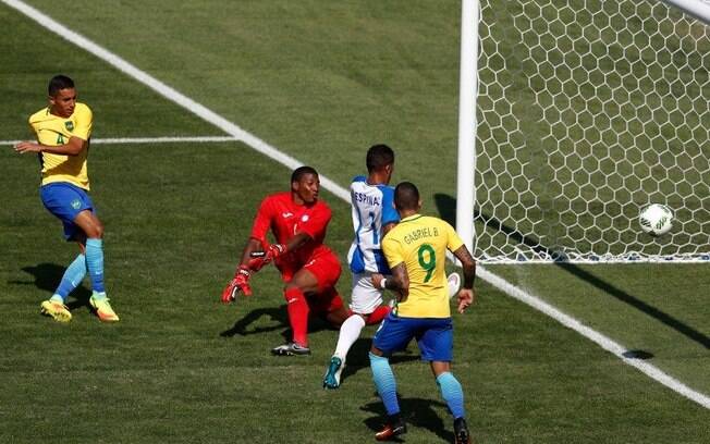 O zagueiro Marquinhos chuta para marcar para o Brasil O zagueiro Marquinhos chuta para marcar para o Brasil