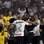 Corintianos pulam e vibram com a vitória sobre o Boca e o título da Libertadores. Foto: AP